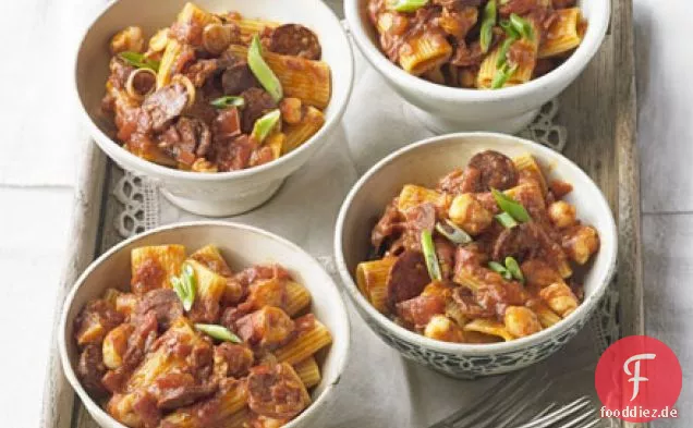 Rigatoni mit gewürzten Garnelen, Tomaten & chorizo