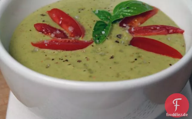 Kühlschrank mit Avocado-Suppe