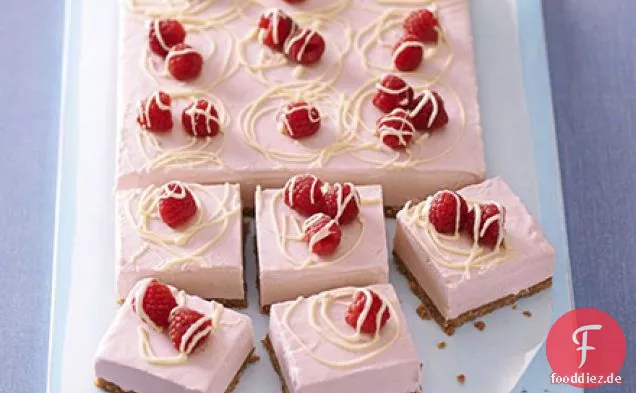 Gefrorener Himbeer- und weißer Choc-Käsekuchen
