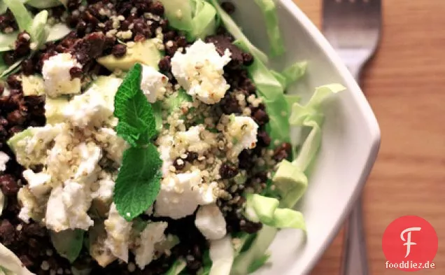 Avocado, Ziegenkäse und schwarze Linsen