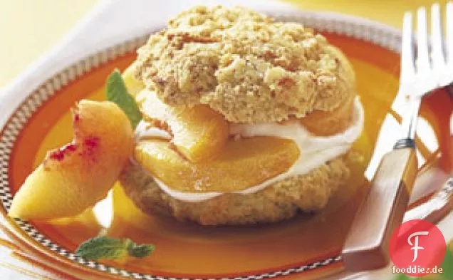 Pfirsiche und Sahne Shortcakes mit Maismehl-Orange Kekse