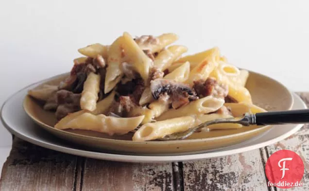 Wurst und Pilz-Penne-Gratin
