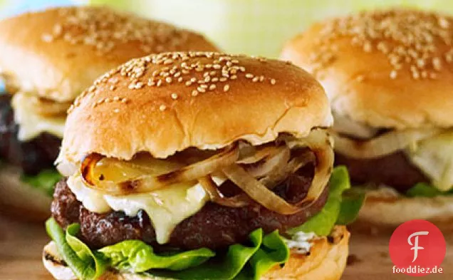Kirsch-Brie-Burger mit Rosmarin und gegrillten Zwiebeln