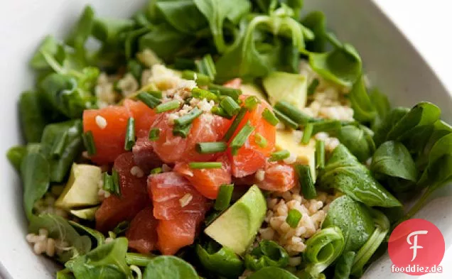Bulgarischer Weizen mit Avocado und Lachs