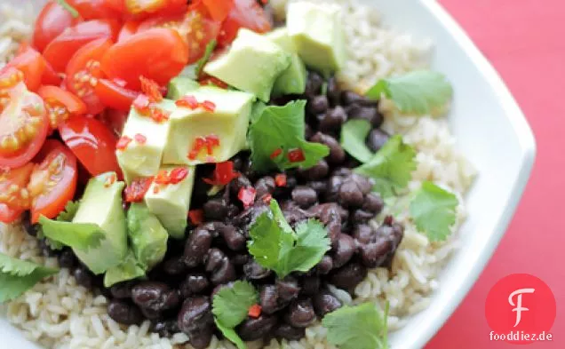 Mexikanischer Reissalat mit schwarzen Bohnen, Avocado und roten Chilis
