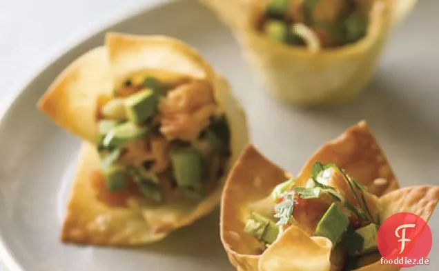 Won Ton Tassen mit heiß geräuchertem Lachs und Avocado