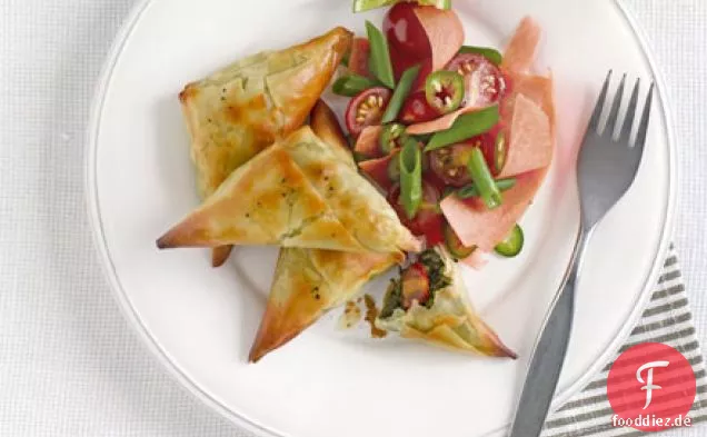 Spinat Samosas mit indischem Salat