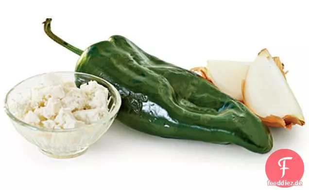 Knusprige Hähnchenschenkel mit Poblanos und Zwiebeln