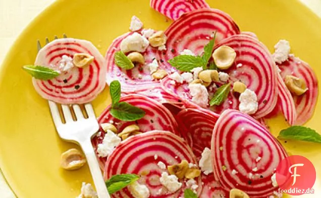 Chioggia Rübensalat mit Ricotta Salata und Haselnüssen