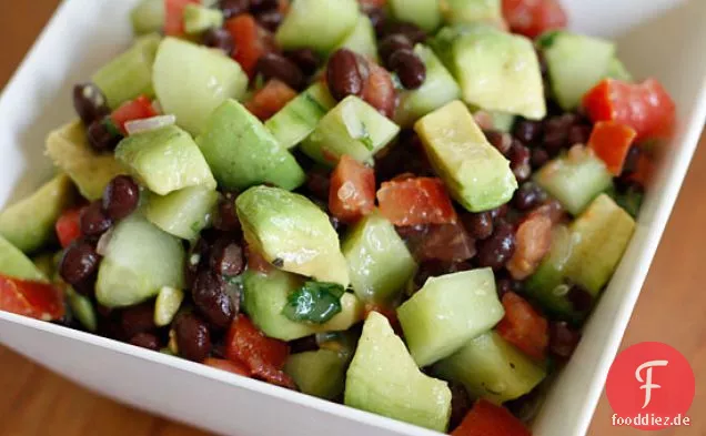 Schwarzer Bohnen-, Avocado-, Gurken- und Tomatensalat