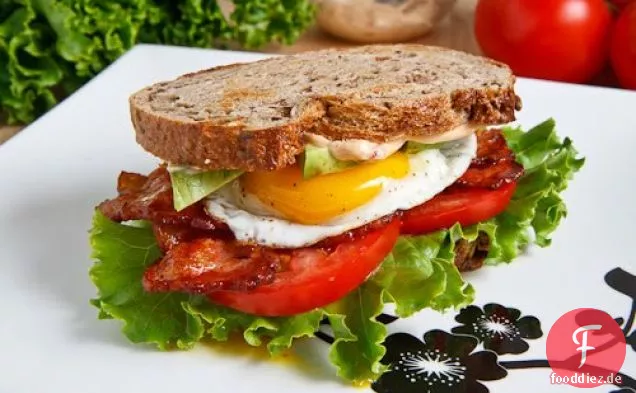 Avocado BLT mit SPIEGELEI Und Chipotle Mayo