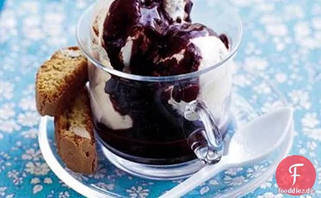Gebrochenes Biscotti-Eis mit heißem Mokka