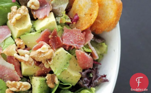 Geräucherter Speck, Avocado und gemischte Blätter