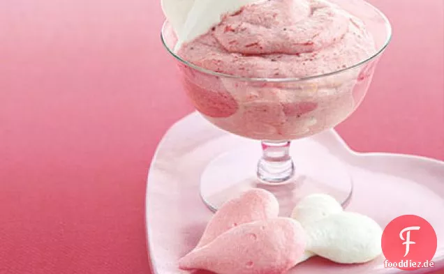 Erdbeermousse mit Baiserherzen