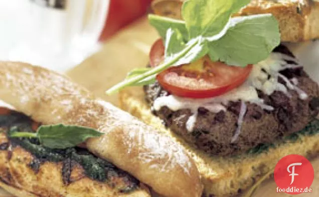 Gegrillte Hähnchen-Sandwiches mit Salbei-Pesto und Äpfeln