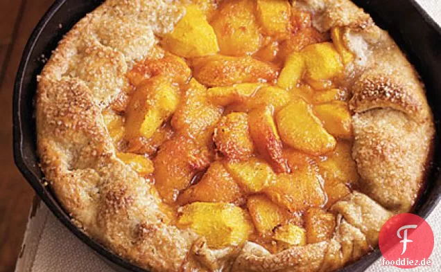 Rustikale gewürzte Pfirsichtorte mit Mandelgebäck