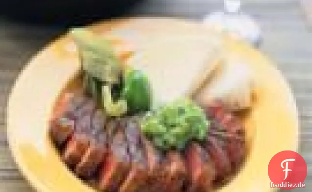 Gegrilltes Steak Mit Avocado-tomatillo-Salsa Und Tortillas
