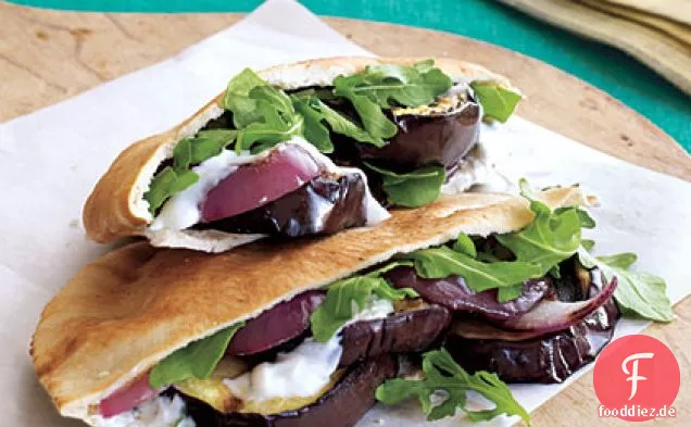 Gegrillte Auberginen-Pita-Sandwiches mit Joghurt-Knoblauch-Aufstrich