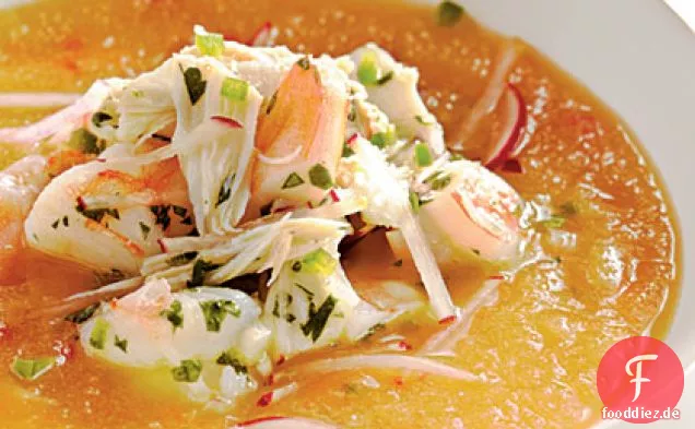 Goldene Pfirsichsuppe mit Garnelen und Krabben Seviche
