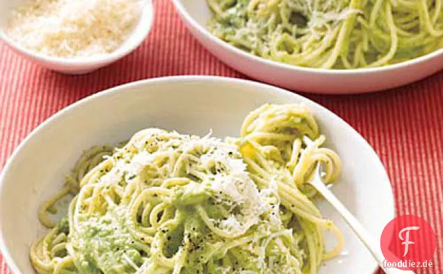 Spaghetti mit cremigem Brokkoli-Pesto