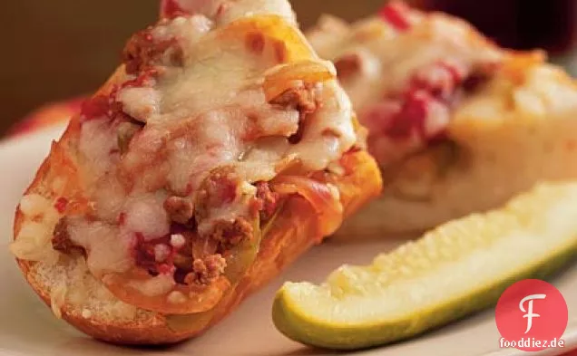 Wurst-, Pfeffer- und Zwiebelpizza