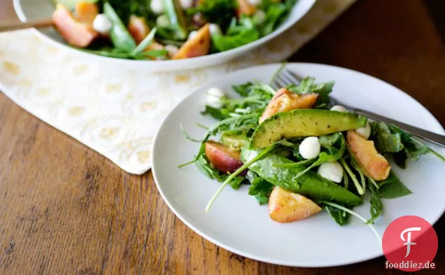Gegrillter Pfirsich-Avocado-Salat