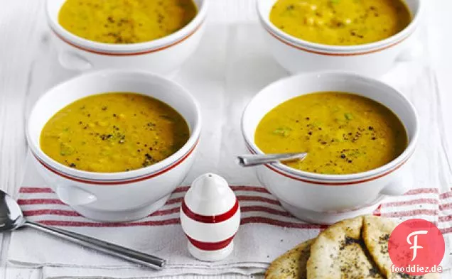 Indische geröstete Butternut-Kürbissuppe mit ausgesätem Naan