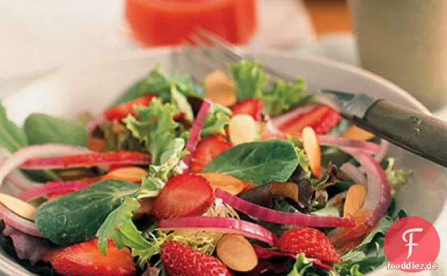 Frühlingsgrün mit Erdbeeren und Honig-Wassermelonen-Dressing