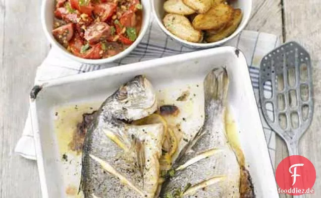 Braten Sie ganzen Fisch mit Salsa Romesco