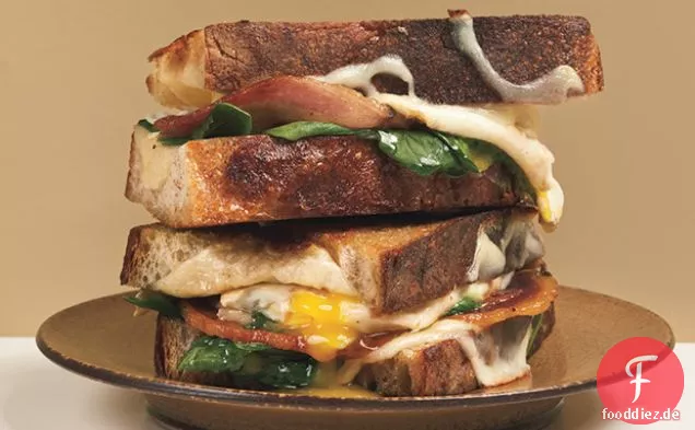 Gegrillter Käse und SPIEGELEI-Sandwiches