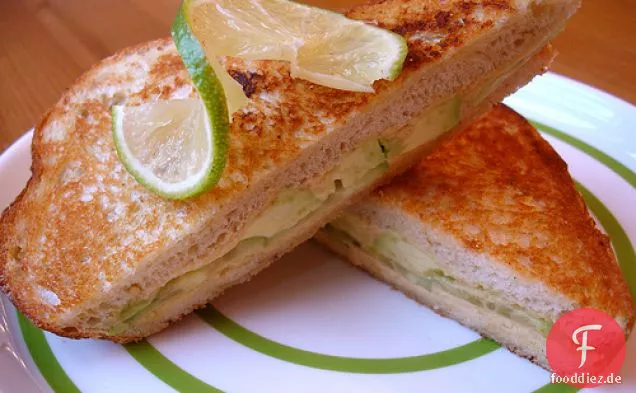 Gepresstes Avocado-, Gurken- und Hummus-Sandwich