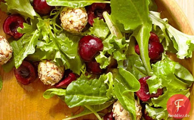 Gemischte Grüns mit Kirschen und Feta-Käsebällchen