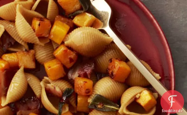 Penne mit Speck, Kürbis und Salbei