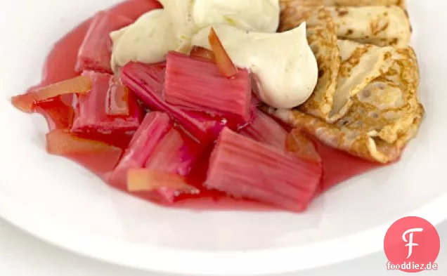 Rhabarberkompott mit Vanille Crème Fraîche & Pfannkuchen
