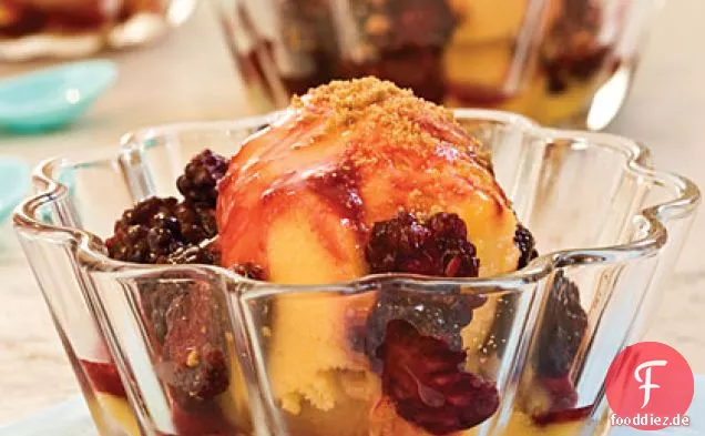 Warme Brombeersauce über Mango-Sorbet