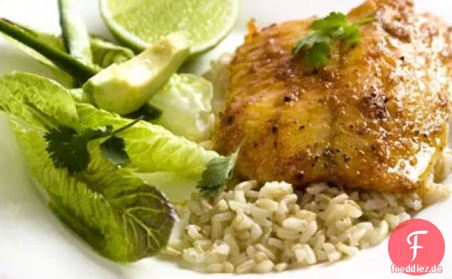 Rot gewürzter Fisch mit grünem Salat