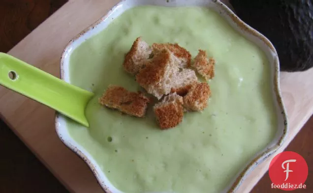 Würzige Avocadosuppe mit knusprigen Croutons