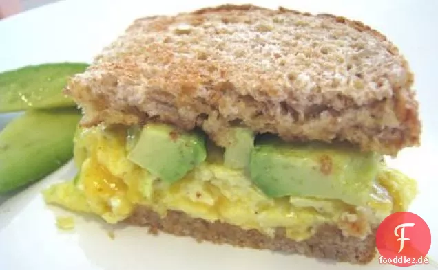 Avocado und Ei Sandwich mit Tillamook Cheddar auf Vollkorn