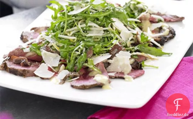 Seltener Rindfleisch-Sardellen-Salat mit Rucola-Caesar-Dressing