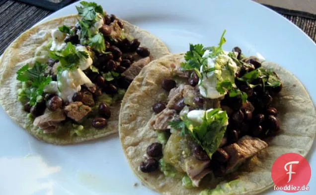 Schweinefleisch-Tacos Mit Guacamole Und Salsa Verde