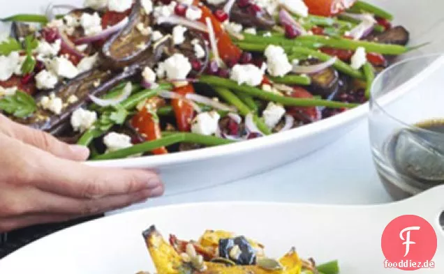 Mediterrane feta-Salat mit Granatapfel-dressing