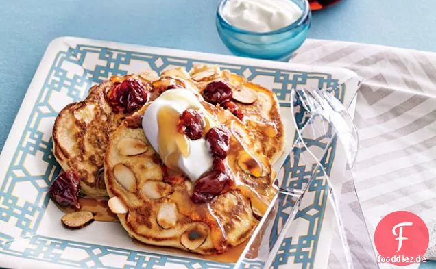 Mandelpfannkuchen mit Sauerkirschsirup