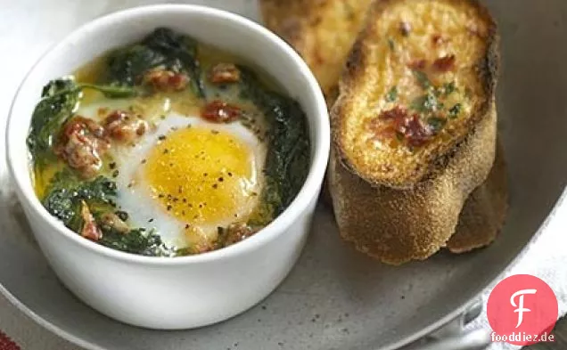 Spinat gebackene Eier mit parmesan & Tomaten-Toast