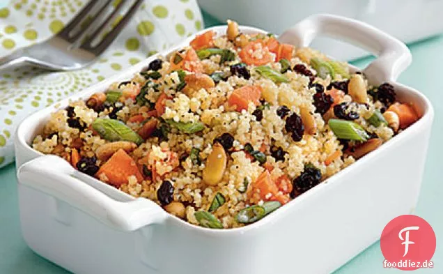 Knuspriger Couscous-Salat mit Johannisbeeren und Minze