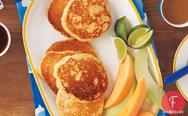Kokos-Milch-Pfannkuchen mit Ahorn-Limetten-Sirup