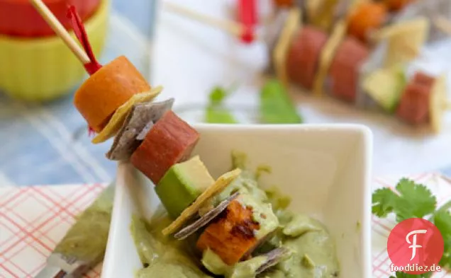Gegrillte Hotdog-Spieße mit cremigem Avocado-Dip