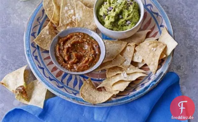 Hausgemachte Tortilla-Chips mit Guacamole & verkohlter Tomatensalsa
