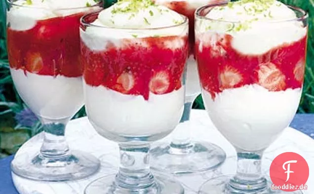Kokosnusspudding mit Erdbeeren & Limette