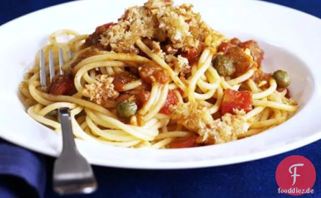 Pesto & Tomatennudeln mit knusprigen Krümeln