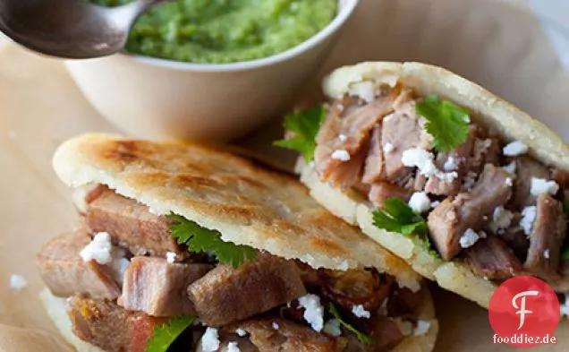Arepas Gefüllt Mit Carnitas Und Guasacaca